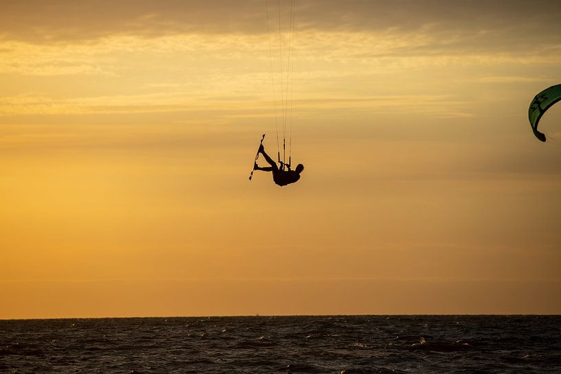 Silhouet van een Kitesurfer van Ton Tolboom