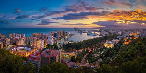Panorama von Malaga, Spanien bei Sonnenuntergang