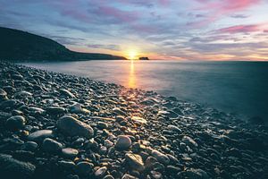 Fuerteventura, Sonnenaufgang an einem Steinstrand mit Blick auf das Meer von Fotos by Jan Wehnert