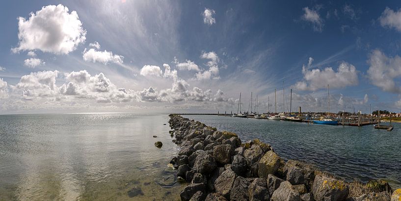 Der Hafen von Terschelling an einem schönen Sommertag. von Marcel Pietersen