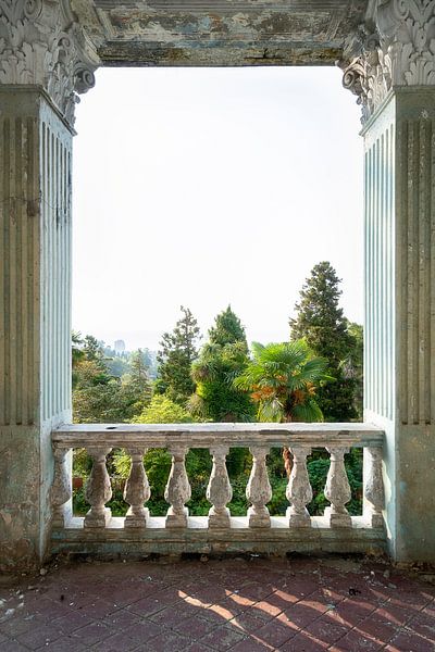Balkon van een Verlaten Paleis. van Roman Robroek - Foto's van Verlaten Gebouwen
