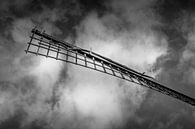 Windmühle in schwarz-weiß, dunkle Wolken am Himmel von Margreet van Tricht Miniaturansicht