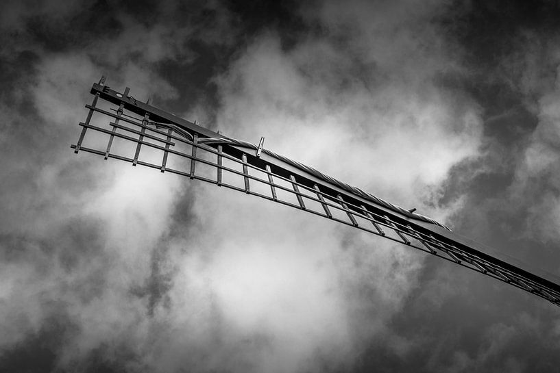 Moulin à vent en noir et blanc, ciel de nuages sombres sur Margreet van Tricht