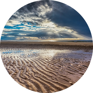 sporen op een verlaten Noordzeestrand