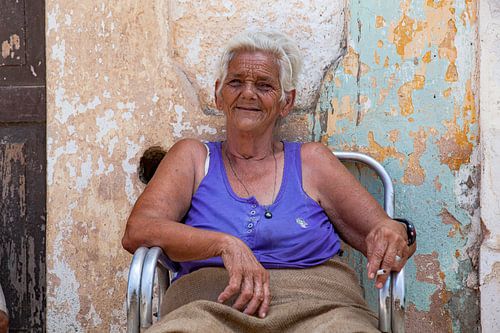 Femme cubaine à l'air heureux