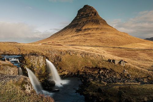 Kirkjufellsfoss met op de achtergrond Kirkjufell mountain