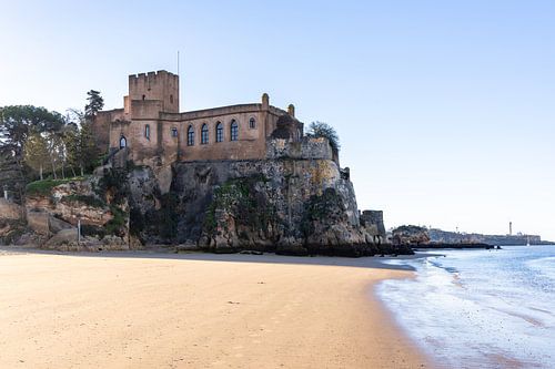 Zandstrand Praia da Angrinha met uitzicht op het kasteel Castelo de Ferragudo. Ochtend in de baai van Portimāo, Ferragudo, Algarve, Portugal
