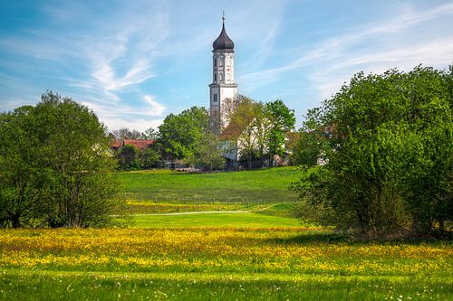 Kerk in een idyllisch natuurlandschap bij Aug