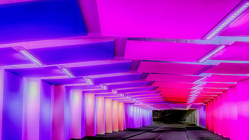 Farbenfroher Fahrradtunnel