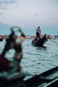 Canal Grande met de gondel in Venetië van Marianne Voerman