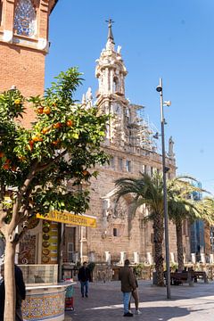 Sinaasappelboom voor Mercat Central in Valencia van Iseline Visser