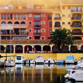 Bootjes in de haven van Valencia, Spanje | klein Venetië in rood en geel | van Willie Kers