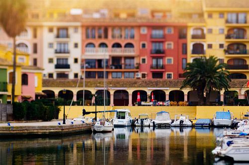 Boote im Hafen von Valencia, Spanien | Klein-Venedig in Rot und Gelb