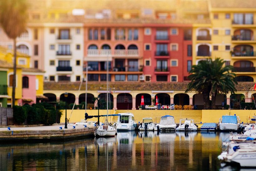 Bateaux dans le port de Valence, Espagne | La petite Venise en rouge et jaune sur Willie Kers