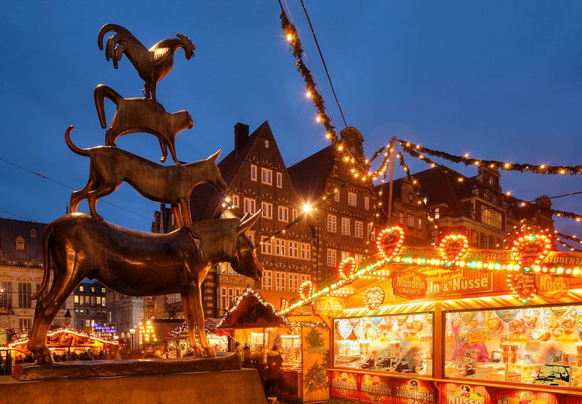 Die Bremer Stadtmusikanten und Weihnachtsmarkt mit  Marktplatz-Westseite und Obernstra�e bei Abendd� von Torsten Krüger