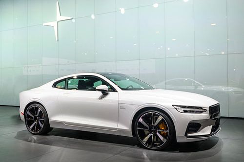 Polestar 1 hybride sportwagen coupé in het wit