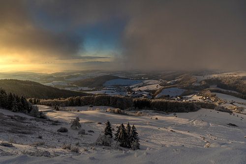 Blick von der Abtsrodaer Kuppe auf die schneebedeckte Rhön