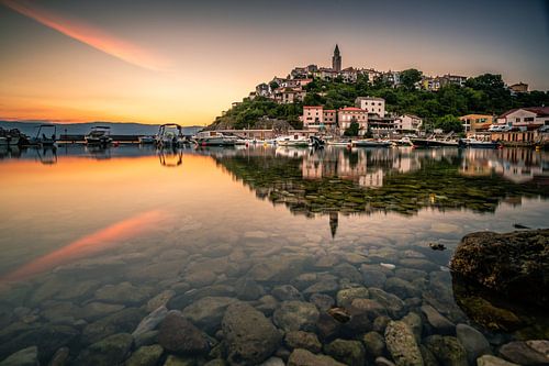 Vrbnik op Krk een bergdorp in Kroatië met haven in de zonsopgang