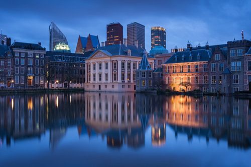 Hofvijver in Den Haag tijdens het blauwe uurtje
