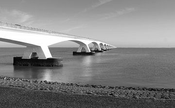 Zeelandbrug in zwart wit.