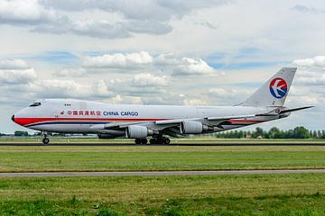 Die Boeing 747 der China Cargo Airlines verlässt die Polderbaan. von Jaap van den Berg