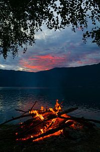 Lagerfeuer am Ufer des Sognefjords in Norwegen im Sommer