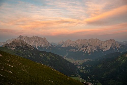 Zonsopgang over de Zugspitze en de Tiroler Alpen