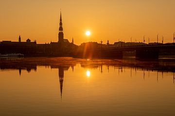 Zonsopgang achter de Sint-Pieterskerk in Riga van Stephan Schulz