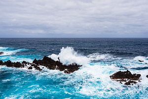 Waves and rocks in Porto Moniz on the island Madeira, Portugal van Rico Ködder