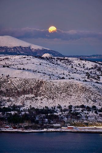 Opkomende volle maan over Ålesund, Noorwegen