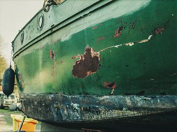 La peinture verte brillante du vieux bateau a un beau reflet lumineux. sur Jan Willem de Groot Photography