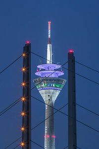 Rheinturm zwischen den Brückenpfeilern