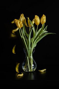 Vallende blaadjes van een bos gele tulpen in vaas van Jefra Creations