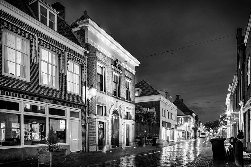 De Waag in IJsselstein bij avond in zwartwit van Tony Buijse