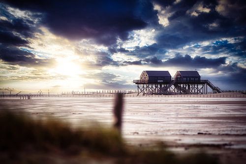 Pfahlbauten am Strand im Abendlicht