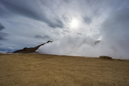 IJsland - Gebarsten vulkanische grond bij actieve fumarole in geothermisch gebied