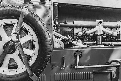 Bugatti Type 43 klassieke sportwagen reservewiel en motor