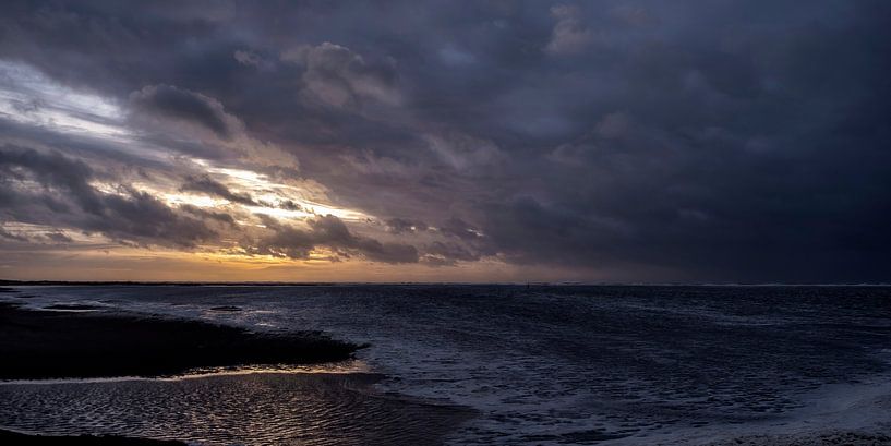 De zon trotseert de storm boven Texel van Affect Fotografie