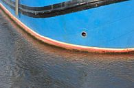 Reflectie van een boot in de zee van Ronald Wilfred Jansen thumbnail