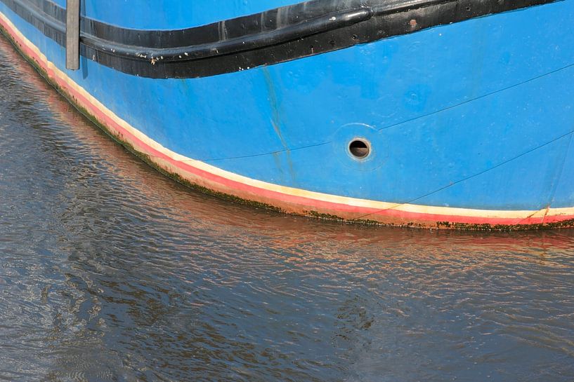 Reflectie van een boot in de zee van Ronald Wilfred Jansen