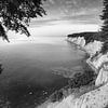 Kreidefelsen an der Küste von Rügen. Schwarzweiss Bild. von Manfred Voss, Schwarz-weiss Fotografie
