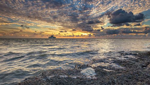 Boot naar Ameland tijdens zonsondergang