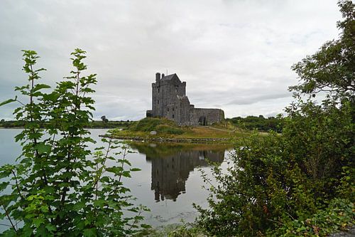Kasteel Dunguaire staat bij Kinvara in het zuiden van het graafschap Galway in Ierland.