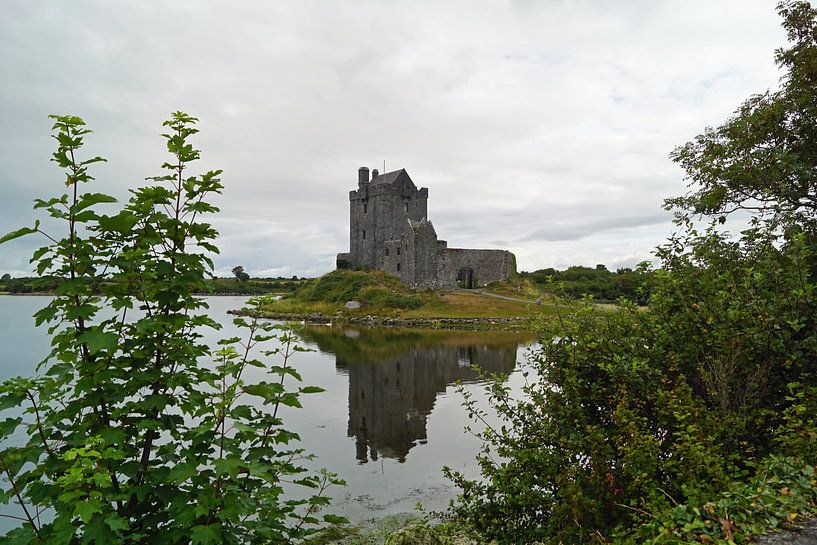 Dunguaire Castle stands near Kinvara in the south of County Galway in Ireland. by Babetts Bildergalerie