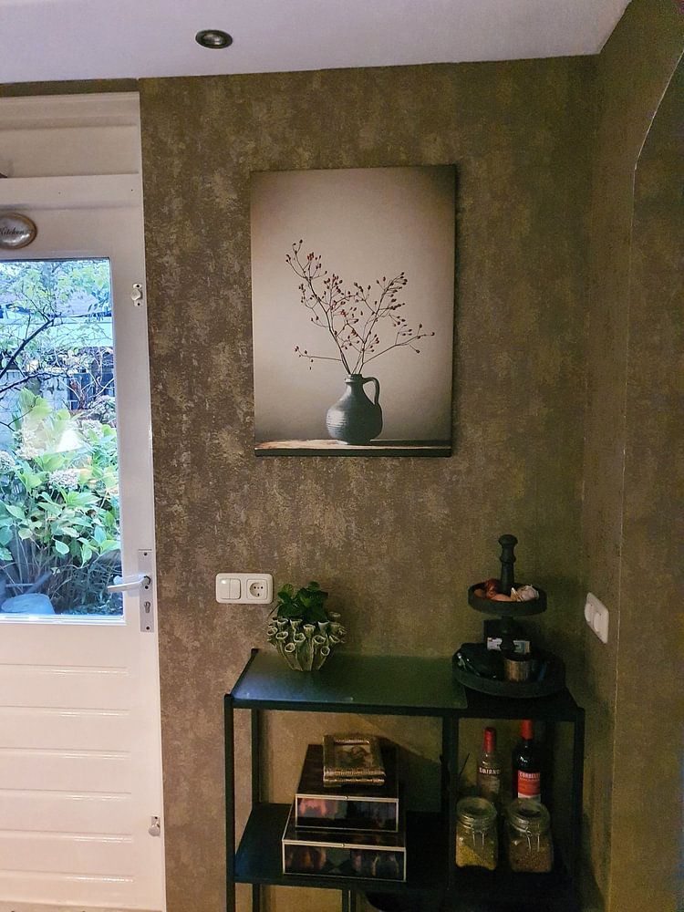 Blaue Vase mit Beeren, von Karin Bazuin
