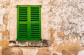 Alte mediterrane Fensterläden und Vintage Wand Hintergrund von Alex Winter