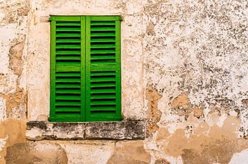 Oude mediterrane vensterluiken en vintage muur achtergrond van Alex Winter