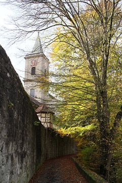 Stadtpfarrkirche mit Stadtmauer im Herbst