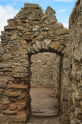 Ein Tor zur Vergangenheit – Dunnottar Castle, Schottland von Saranda in t Veld Fotografie