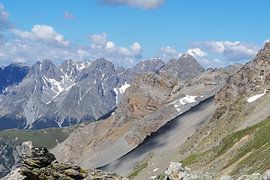 Breathtaking Alpine landscapes: majestic peaks, clear lakes and pure moments of nature - timeless motifs of the mountain world.